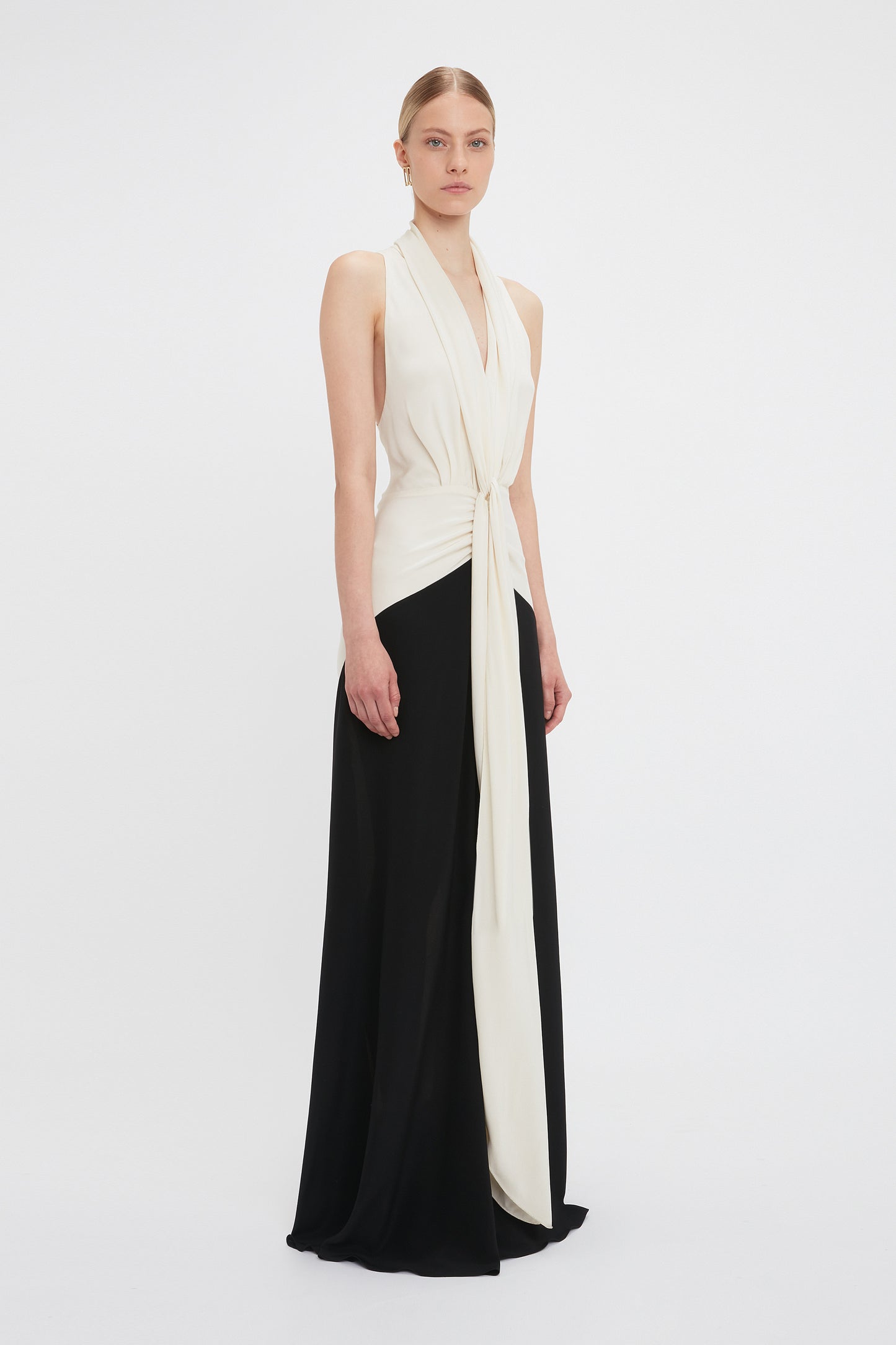 Sleeveless Tie Detail Gown In Ivory-Black